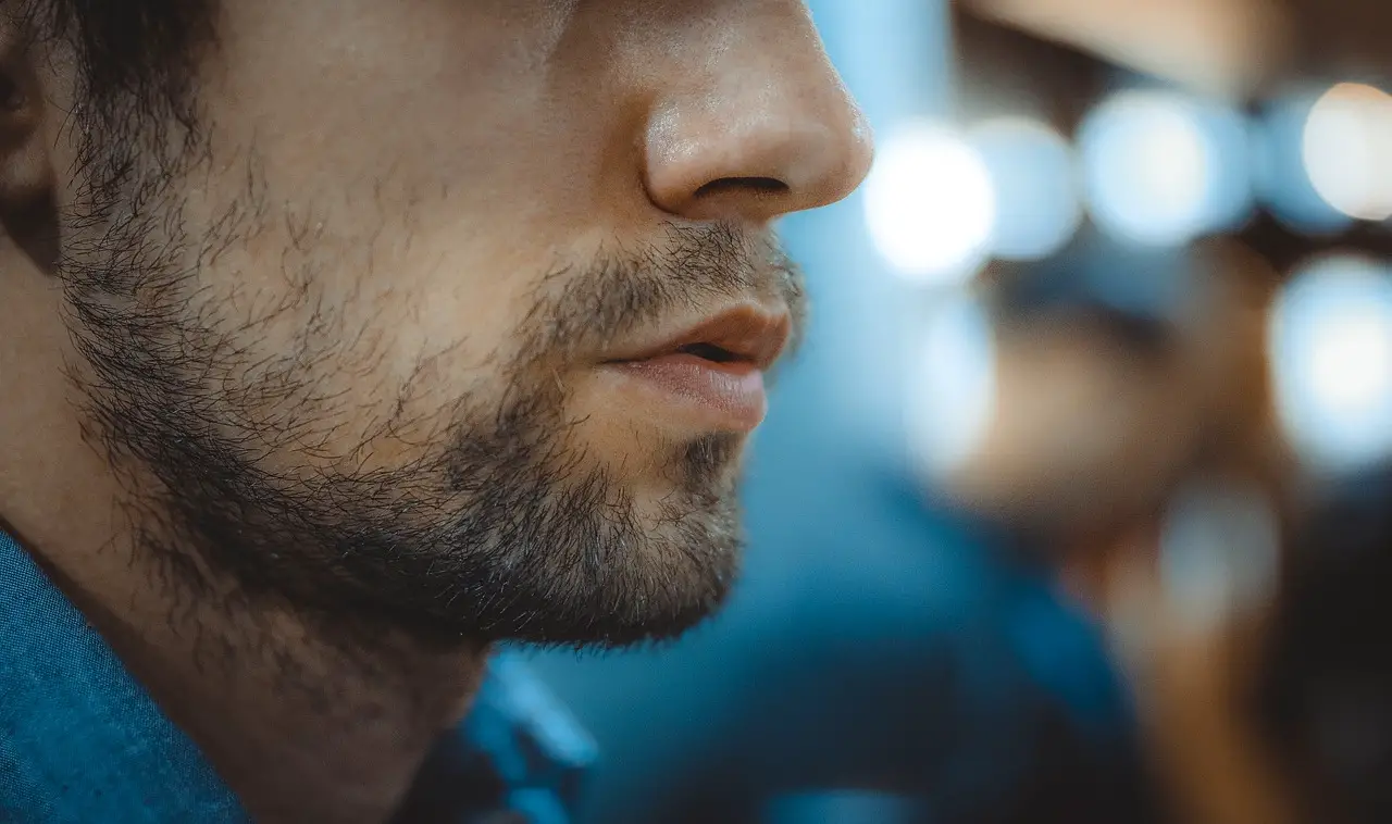 trou dans la barbe homme