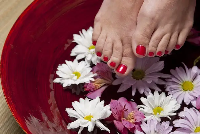 Bain de pieds relaxant, bienfaits de l'huile de ricin